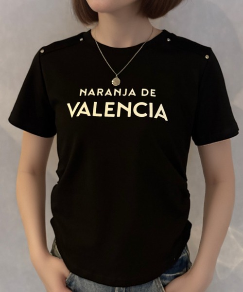 Girly Doll(ガーリードール)の「スタッズ付きサイドギャザーTシャツ(Tシャツ/カットソー・レディース・ベージュ/ブラック/ホワイト/グレー・F)」の1枚目の写真