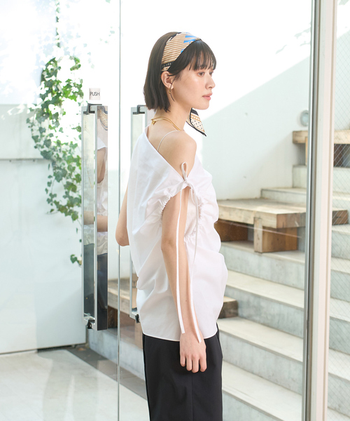 Rouge vif Anna(ルージュヴィフアンナ)の「ギャザーアシンメトリーブラウス(シャツ/ブラウス・レディース・ブラック/ホワイト・フリー)」の4枚目の写真