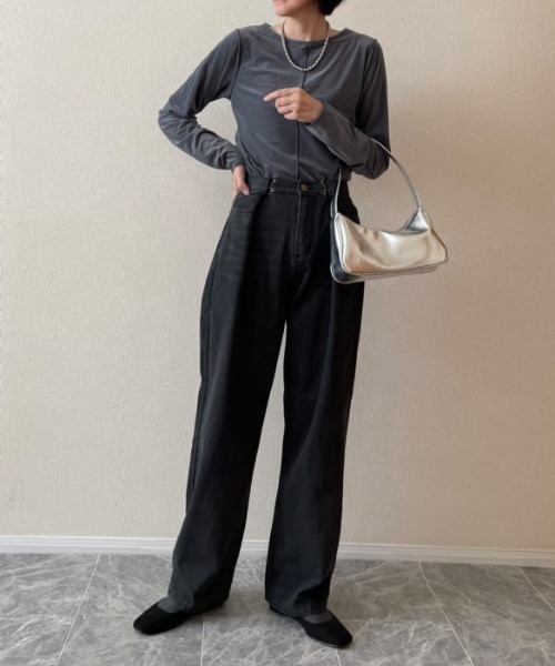 Belle Cie(ベルシー)の「脚長見え タック入り ハイウエストワイドデニムパンツ ロング丈(デニムパンツ・レディース・サックスブルー/ブラック・L/M/XL/S)」の2枚目の写真