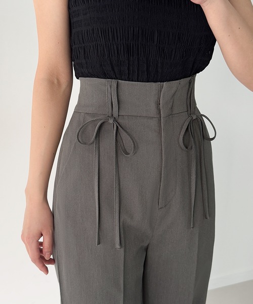 JUNOAH（ジュノア）の「サイドタックハイウエストリボンスラックス(薄手、裏地なし)（スラックス・レディース・ライトグレー/スミクロ/ブラック・X-LARGE/LARGE/MEDIUM/SMALL）」の6枚目の写真