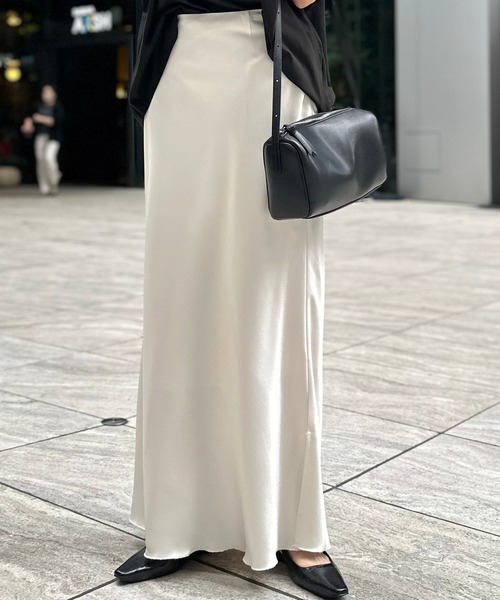 A part by(アパートバイ)の「【インフルエンサーyuiさんコラボ】YUサテンナロースカート(スカート・レディース・アイボリー/ライトブラウン・FREE/TALL)」の6枚目の写真