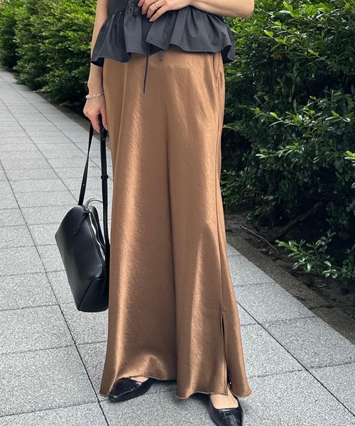 A part by(アパートバイ)の「【インフルエンサーyuiさんコラボ】YUサテンナロースカート(スカート・レディース・アイボリー/ライトブラウン・FREE/TALL)」の18枚目の写真