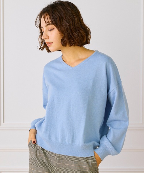 INED（イネド）の「【ご家庭で洗える】ウール100％Vネックニット（ニット/セーター・レディース・サックスブルー/ブラック/オフホワイト/ブルー/チャコールグレー/ピンク/イエロー・9号）」の5枚目の写真
