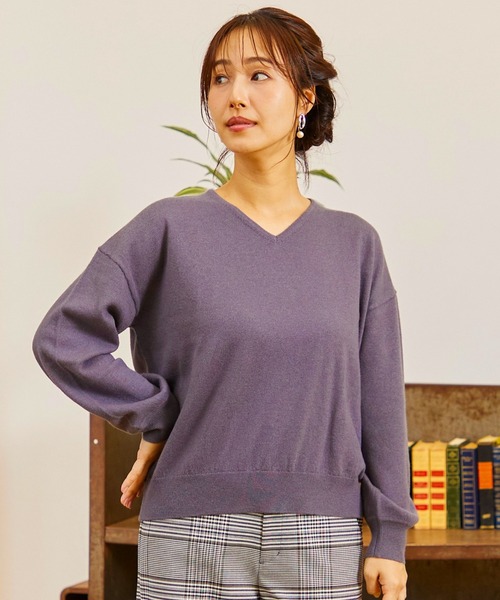 INED（イネド）の「【ご家庭で洗える】ウール100％Vネックニット（ニット/セーター・レディース・サックスブルー/ブラック/オフホワイト/ブルー/チャコールグレー/ピンク/イエロー・9号）」の4枚目の写真