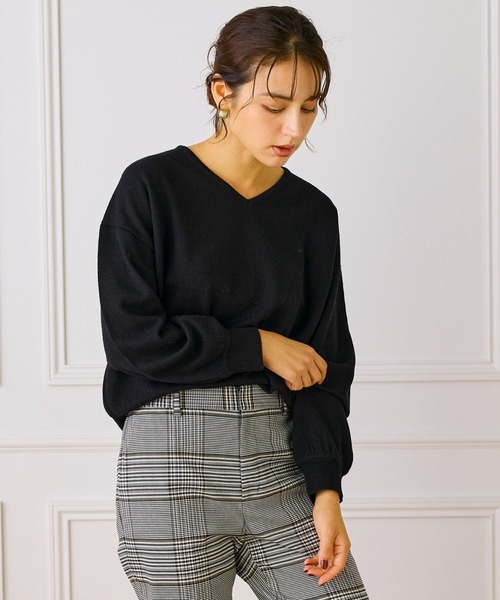 INED（イネド）の「【ご家庭で洗える】ウール100％Vネックニット（ニット/セーター・レディース・サックスブルー/ブラック/オフホワイト/ブルー/チャコールグレー/ピンク/イエロー・9号）」の3枚目の写真