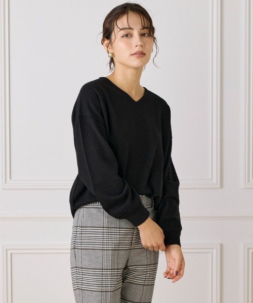 INED（イネド）の「【ご家庭で洗える】ウール100％Vネックニット（ニット/セーター・レディース・サックスブルー/ブラック/オフホワイト/ブルー/チャコールグレー/ピンク/イエロー・9号）」の20枚目の写真