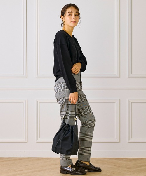 INED（イネド）の「【ご家庭で洗える】ウール100％Vネックニット（ニット/セーター・レディース・サックスブルー/ブラック/オフホワイト/ブルー/チャコールグレー/ピンク/イエロー・9号）」の22枚目の写真