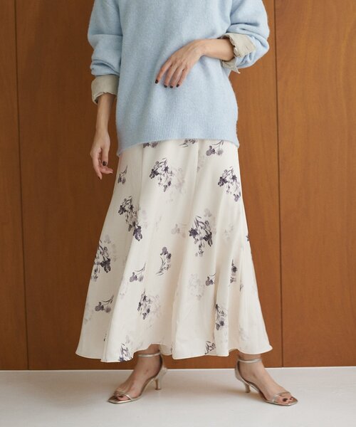 natural couture（ナチュラルクチュール）の「長さ変えれる花柄サテンスカート（スカート・レディース・ブラック/オフホワイト・FREE）」の4枚目の写真