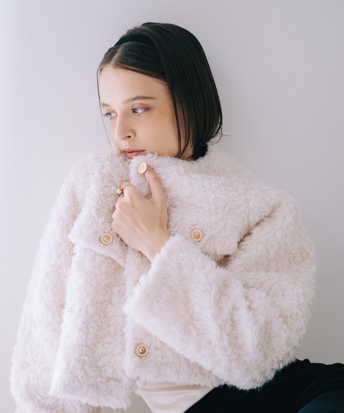 SELFIST（セルフィスト）の「ボアショート丈ジャケット　冬服　クリスマス　イルミネーション　ゴールドボタン（ブルゾン・レディース・アイボリー/グレイッシュベージュ・フリー）」の2枚目の写真