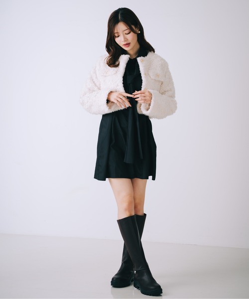 SELFIST（セルフィスト）の「ボアショート丈ジャケット　冬服　クリスマス　イルミネーション　ゴールドボタン（ブルゾン・レディース・アイボリー/グレイッシュベージュ・フリー）」の15枚目の写真