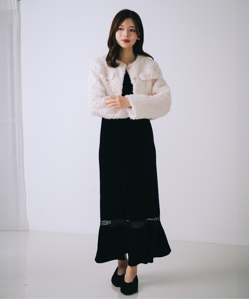 SELFIST（セルフィスト）の「ボアショート丈ジャケット　冬服　クリスマス　イルミネーション　ゴールドボタン（ブルゾン・レディース・アイボリー/グレイッシュベージュ・フリー）」の4枚目の写真