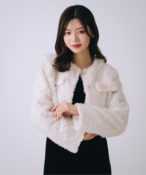 SELFIST（セルフィスト）の「ボアショート丈ジャケット　冬服　クリスマス　イルミネーション　ゴールドボタン（ブルゾン・レディース・アイボリー/グレイッシュベージュ・フリー）」の9枚目の写真