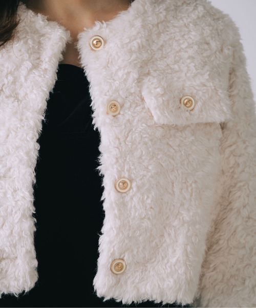 SELFIST（セルフィスト）の「ボアショート丈ジャケット　冬服　クリスマス　イルミネーション　ゴールドボタン（ブルゾン・レディース・アイボリー/グレイッシュベージュ・フリー）」の16枚目の写真