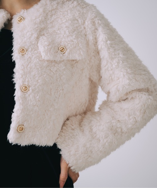 SELFIST（セルフィスト）の「ボアショート丈ジャケット　冬服　クリスマス　イルミネーション　ゴールドボタン（ブルゾン・レディース・アイボリー/グレイッシュベージュ・フリー）」の17枚目の写真