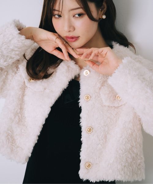 SELFIST（セルフィスト）の「ボアショート丈ジャケット　冬服　クリスマス　イルミネーション　ゴールドボタン（ブルゾン・レディース・アイボリー/グレイッシュベージュ・フリー）」の10枚目の写真