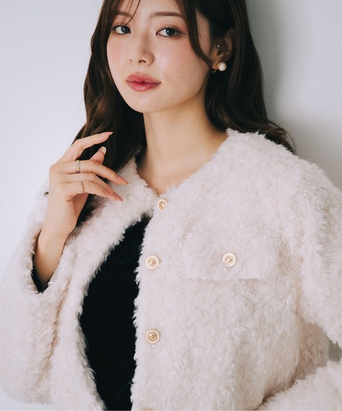 SELFIST（セルフィスト）の「ボアショート丈ジャケット　冬服　クリスマス　イルミネーション　ゴールドボタン（ブルゾン・レディース・アイボリー/グレイッシュベージュ・フリー）」の11枚目の写真