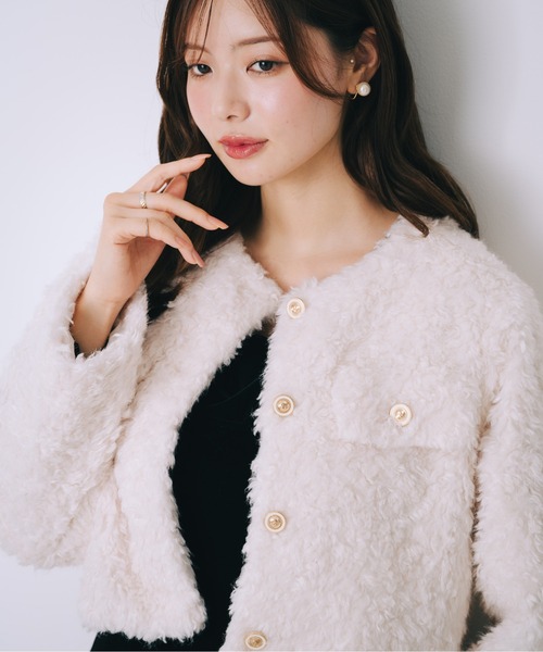 SELFIST（セルフィスト）の「ボアショート丈ジャケット　冬服　クリスマス　イルミネーション　ゴールドボタン（ブルゾン・レディース・アイボリー/グレイッシュベージュ・フリー）」の12枚目の写真