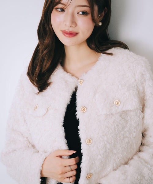 SELFIST（セルフィスト）の「ボアショート丈ジャケット　冬服　クリスマス　イルミネーション　ゴールドボタン（ブルゾン・レディース・アイボリー/グレイッシュベージュ・フリー）」の13枚目の写真