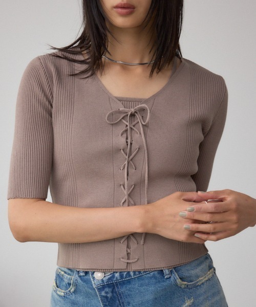 AZUL by moussy(アズールバイマウジー)の「フェイクレイヤードレースアップニット(ニット/セーター・レディース・ブラック/ボルドー/モカ・FREE)」の2枚目の写真
