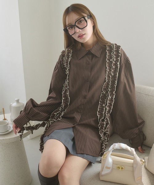 Ambre Neige（アンブルネージュ）の「stripe flill over shirt tunic / ストライプフリルオーバーシャツチュニック（シャツ/ブラウス・レディース・ベージュ/ダークブラウン/サックスブルー・FREE）」の2枚目の写真