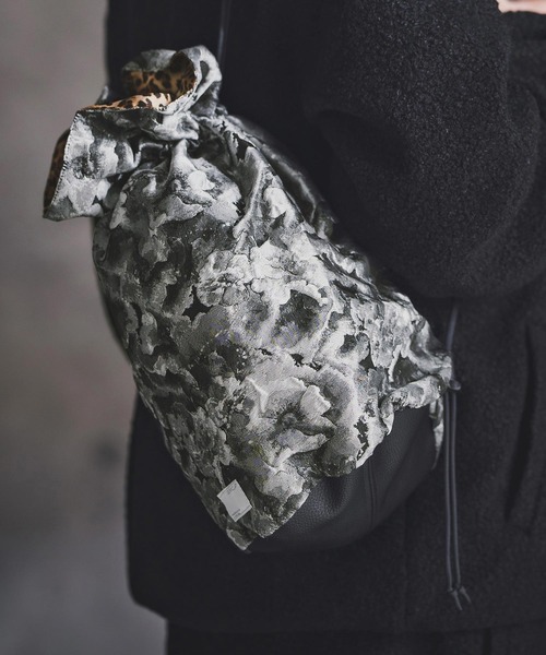 GLIMCLAP(グリムクラップ)の「mko13147-Botanical Jacquard Pouch Bag 巾着バッグ(192-047-gla-cf)(ショルダーバッグ・メンズ・ホワイト/パープル/レッド・FREE)」の10枚目の写真