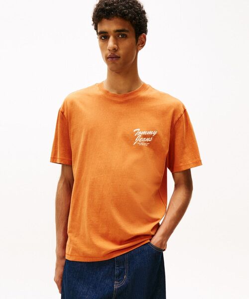tommy jeans(トミー ジーンズ)の「リラックスノベルティTシャツ(Tシャツ/カットソー・メンズ・ブラウン系その他/オレンジ系その他3・LARGE/MEDIUM/SMALL/X-LARGE/X-SMALL)」の2枚目の写真
