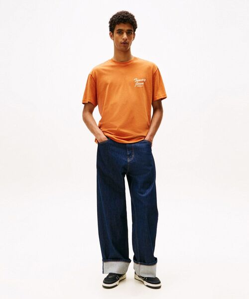 tommy jeans(トミー ジーンズ)の「リラックスノベルティTシャツ(Tシャツ/カットソー・メンズ・ブラウン系その他/オレンジ系その他3・LARGE/MEDIUM/SMALL/X-LARGE/X-SMALL)」の4枚目の写真