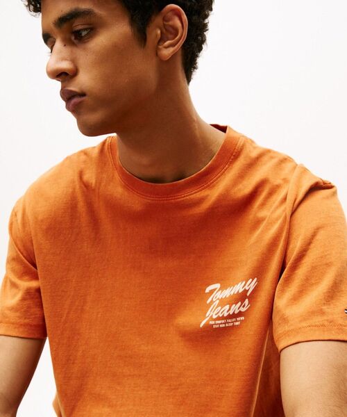 tommy jeans(トミー ジーンズ)の「リラックスノベルティTシャツ(Tシャツ/カットソー・メンズ・ブラウン系その他/オレンジ系その他3・LARGE/MEDIUM/SMALL/X-LARGE/X-SMALL)」の8枚目の写真