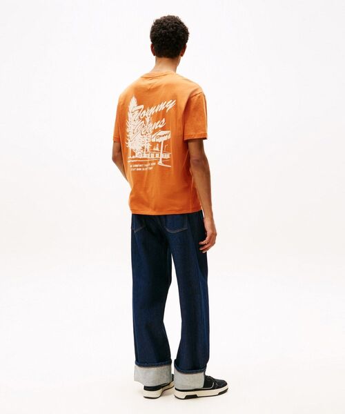 tommy jeans(トミー ジーンズ)の「リラックスノベルティTシャツ(Tシャツ/カットソー・メンズ・ブラウン系その他/オレンジ系その他3・LARGE/MEDIUM/SMALL/X-LARGE/X-SMALL)」の6枚目の写真