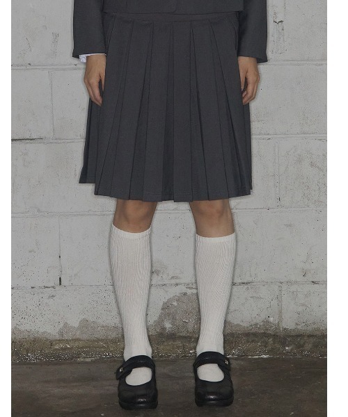 FANCY CLUB(ファンシークラブ)の「A'GEM/9 × .kom 『FANCY CLUB/ファンシークラブ』 CLASSIC BUCKLE PLEATS MIDI SKIRT/バックルプリーツスカート(スカート・レディース・グレー/ブラック・FREE)」の6枚目の写真