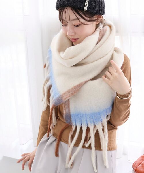 le.coeur blanc（ルクールブラン）の「《WEB限定アイテム》MIXカラーフリンジマフラー（マフラー・レディース・オフホワイト/グレー/ピンク・FREE）」の4枚目の写真