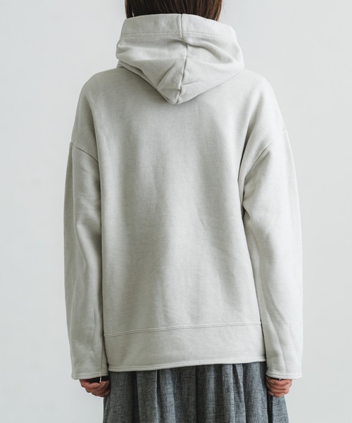 quadro(クオドロ)の「コーデュラヘビー裏毛プルパーカー(Tシャツ/カットソー・レディース・ライトカーキ/チャコール/ベージュ/オートミール・FREE)」の5枚目の写真