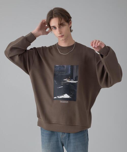 BROWNY(ブラウニー)の「BROWNY/アクセ付きフォトグラフィックプルオーバー(スウェット・メンズ・ブラック/サックスブルー/ホワイト/ブラウン・MEDIUM/LARGE)」の3枚目の写真