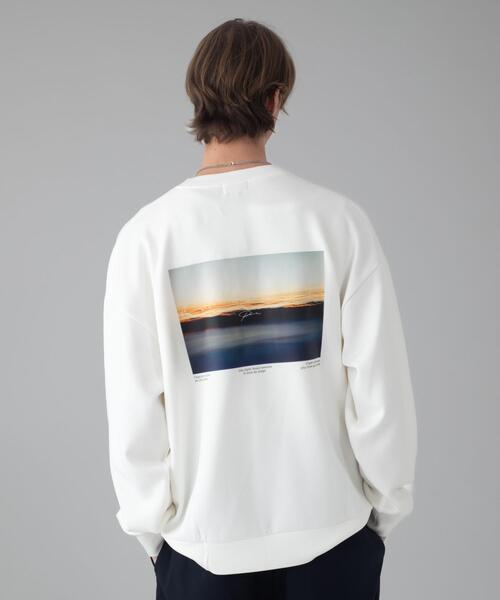 BROWNY(ブラウニー)の「BROWNY/アクセ付きフォトグラフィックプルオーバー(スウェット・メンズ・ブラック/サックスブルー/ホワイト/ブラウン・MEDIUM/LARGE)」の1枚目の写真