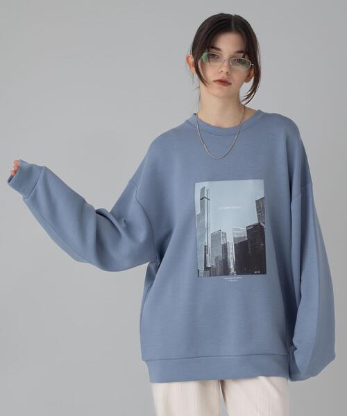 BROWNY(ブラウニー)の「BROWNY/アクセ付きフォトグラフィックプルオーバー(スウェット・メンズ・ブラック/サックスブルー/ホワイト/ブラウン・MEDIUM/LARGE)」の4枚目の写真