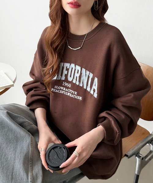 COCOMOMO(ココモモ)の「ロゴ刺繍オーバーサイズスウェット ビッグシルエット スウェット ボリューム袖 ロゴスウェット トレーナー オーバーサイズ スウェットトレーナー 長袖 秋服 冬服(スウェット・レディース・ダークグレー/ライトグレー/ブラウン・FREE)」の4枚目の写真