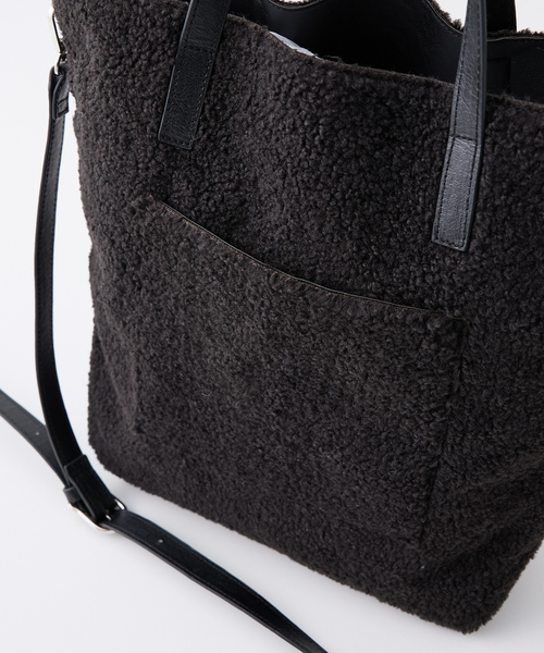 collex（コレックス）の「2WAYリバーシブルボアトートバッグ（トートバッグ・レディース・ブラック/グレイッシュベージュ・フリー）」の3枚目の写真