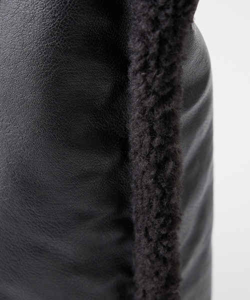 collex（コレックス）の「2WAYリバーシブルボアトートバッグ（トートバッグ・レディース・ブラック/グレイッシュベージュ・フリー）」の4枚目の写真