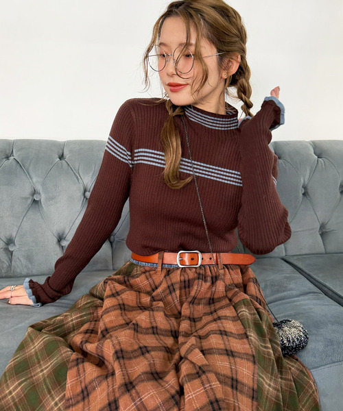 DOUBLE NAME（ダブルネーム）の「ラインハイネックフリルニット（ニット/セーター・レディース・ブラウン/オフホワイト/グレー・FREE）」の3枚目の写真