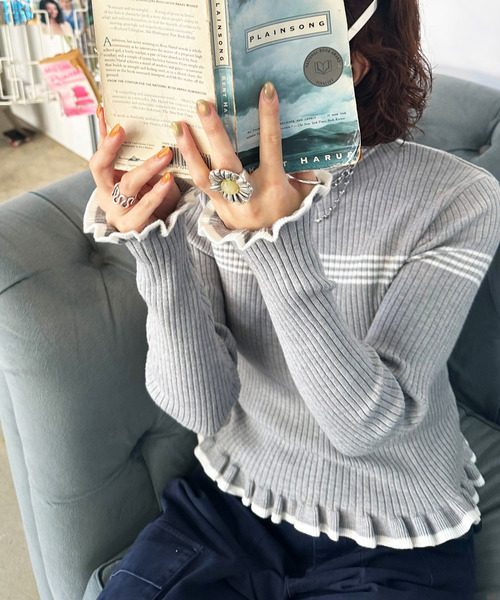 DOUBLE NAME（ダブルネーム）の「ラインハイネックフリルニット（ニット/セーター・レディース・ブラウン/オフホワイト/グレー・FREE）」の2枚目の写真