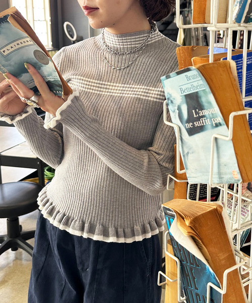 DOUBLE NAME（ダブルネーム）の「ラインハイネックフリルニット（ニット/セーター・レディース・ブラウン/オフホワイト/グレー・FREE）」の5枚目の写真