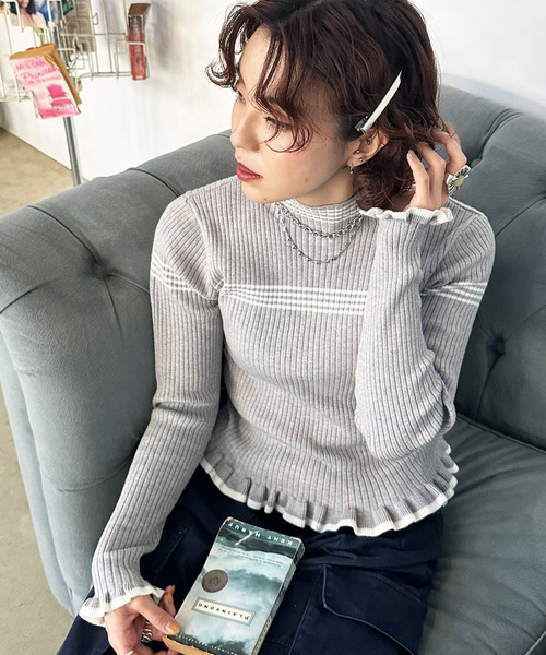 DOUBLE NAME（ダブルネーム）の「ラインハイネックフリルニット（ニット/セーター・レディース・ブラウン/オフホワイト/グレー・FREE）」の6枚目の写真