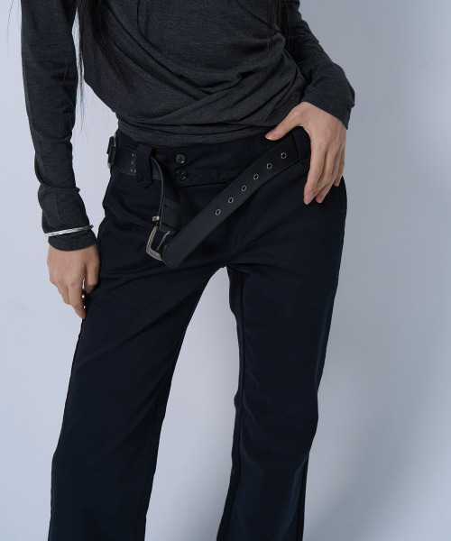 ZIZEMUSEUM(ジゼミュージアム)の「LOW-RISE TWO BUTTON BOOTS CUT PANTS (BLACK)(その他パンツ・レディース・その他・SMALL/MEDIUM/LARGE)」の2枚目の写真
