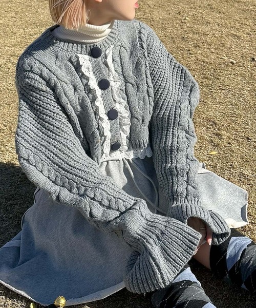 Alley Tokyo(アリートーキョー)の「レースフリルくるみボタンカーデ(ニット/セーター・レディース・オフホワイト/グレー・FREE)」の1枚目の写真