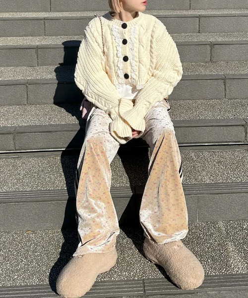 Alley Tokyo(アリートーキョー)の「レースフリルくるみボタンカーデ(ニット/セーター・レディース・オフホワイト/グレー・FREE)」の10枚目の写真