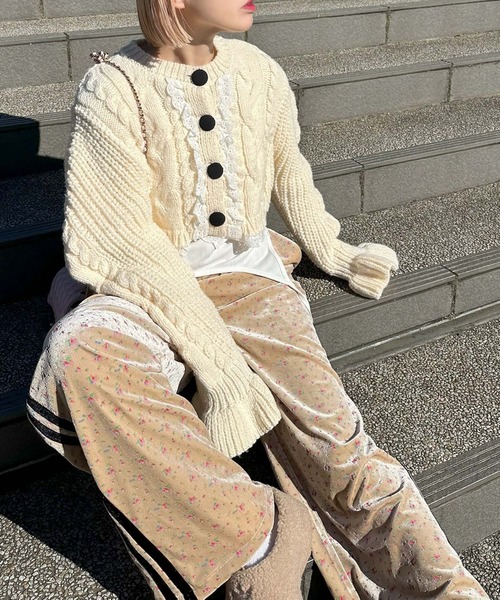 Alley Tokyo(アリートーキョー)の「レースフリルくるみボタンカーデ(ニット/セーター・レディース・オフホワイト/グレー・FREE)」の13枚目の写真