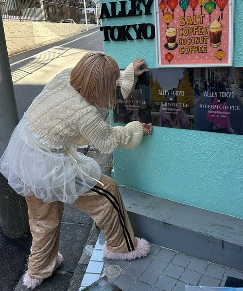 Alley Tokyo(アリートーキョー)の「レースフリルくるみボタンカーデ(ニット/セーター・レディース・オフホワイト/グレー・FREE)」の5枚目の写真