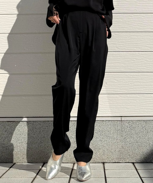 Q(キュー)の「ストレッチツイルテーパードパンツ(その他パンツ・レディース・ブラック/ベージュ・MEDIUM)」の1枚目の写真