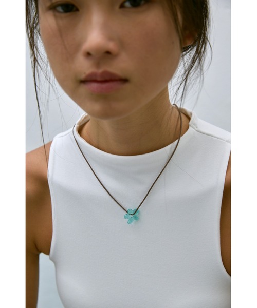 un/neu（アンノイ）の「フラワーカラーコードネックレス（ネックレス・レディース・レッド/ブラック/ブルー/ターコイズブルー/イエロー・FREE）」の3枚目の写真