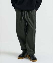 DNSR（ディーエヌエスアール）の「テクスチャーサイドタックパンツ (ディープカーキ)（スウェットパンツ）」